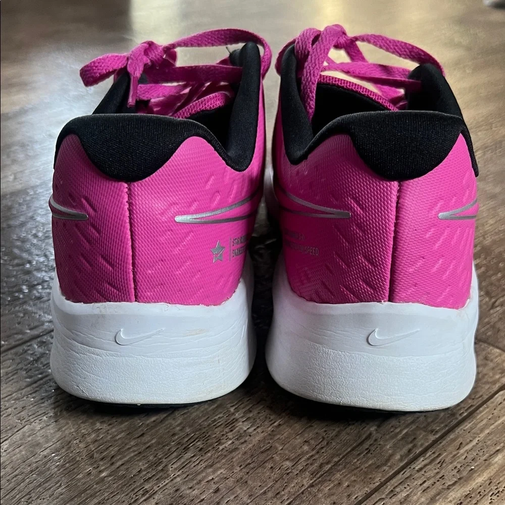 Nike Star Runner 2 in color pink glow